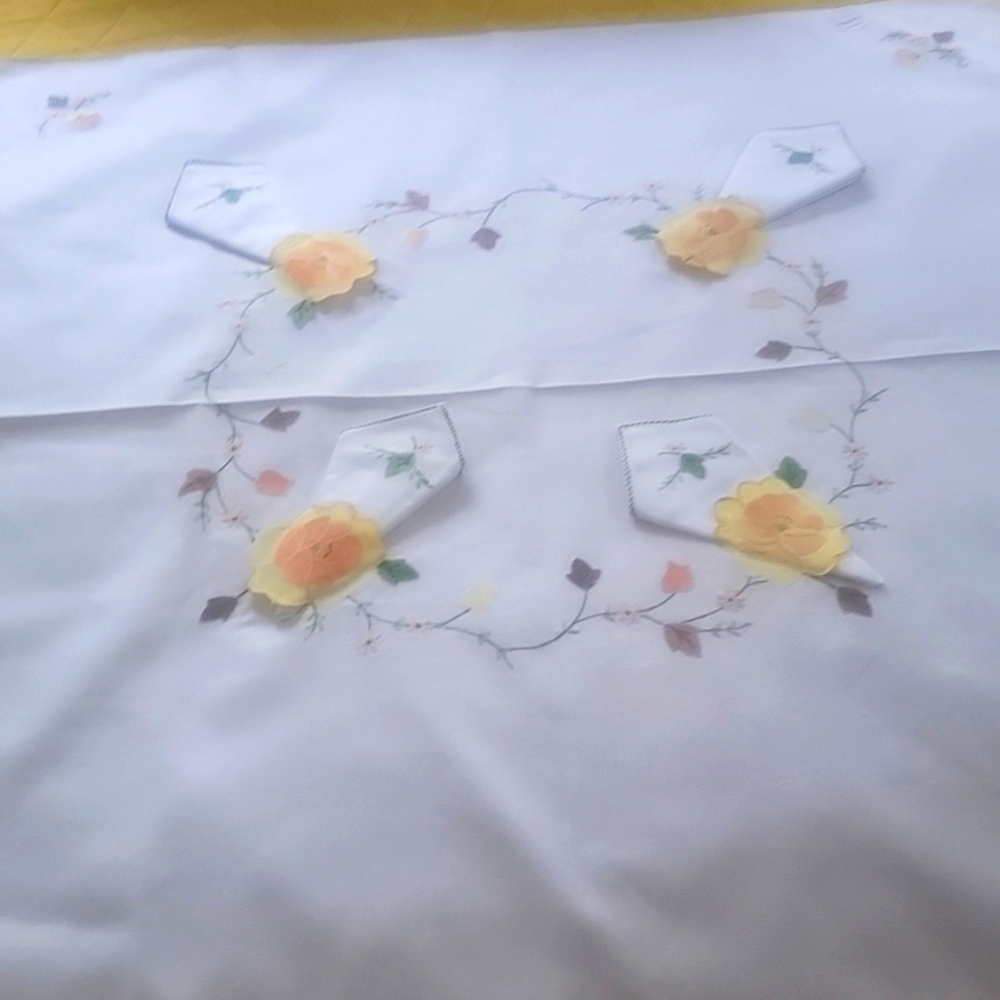 GERMAN TABLE CLOTH WITH NAPKINS.